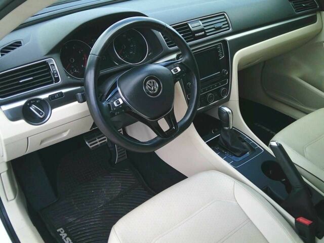 Белый Фольксваген Пассат, объемом двигателя 2 л и пробегом 222 тыс. км за 13900 $, фото 19 на Automoto.ua