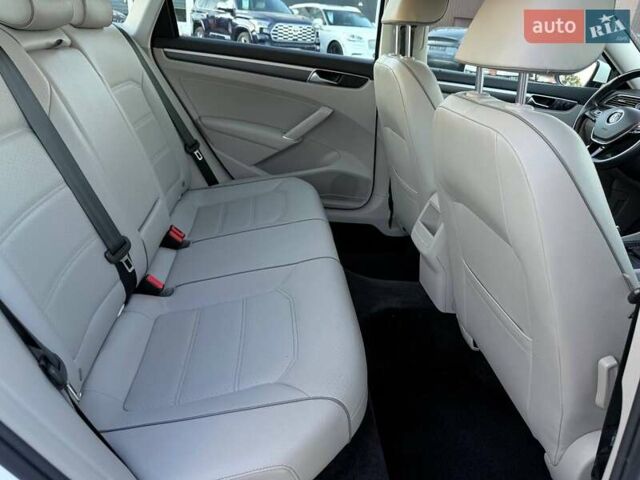 Білий Фольксваген Пассат, об'ємом двигуна 2 л та пробігом 145 тис. км за 18500 $, фото 17 на Automoto.ua