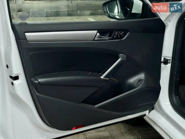 Білий Фольксваген Пассат, об'ємом двигуна 1.98 л та пробігом 72 тис. км за 21000 $, фото 18 на Automoto.ua