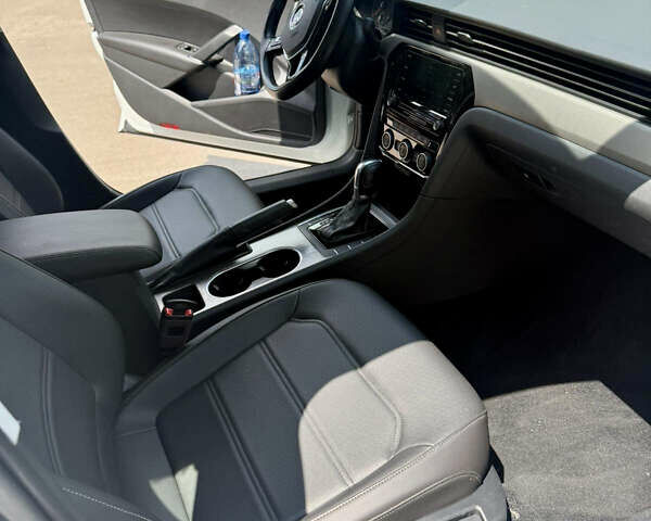 Білий Фольксваген Пассат, об'ємом двигуна 2 л та пробігом 152 тис. км за 18300 $, фото 10 на Automoto.ua