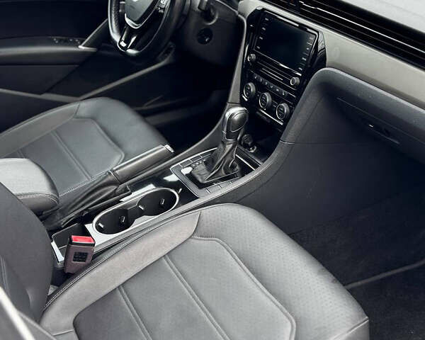 Фольксваген Пассат 2020 в Киеве на Automoto.ua Белый Фольксваген Пассат, объемом двигателя 1.98 л и пробегом 103 тыс. км за 14750 $, фото 6 на Automoto.ua