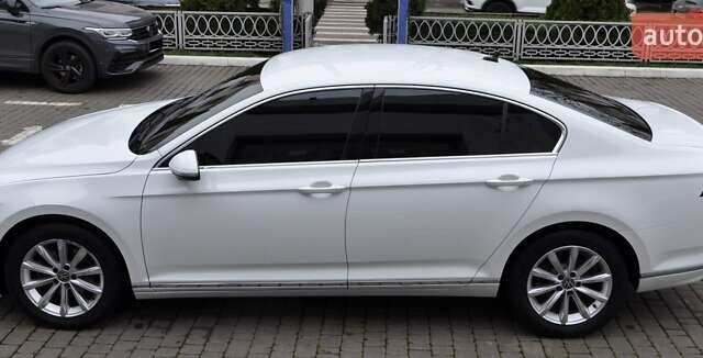 Белый Фольксваген Пассат, объемом двигателя 1.97 л и пробегом 78 тыс. км за 27000 $, фото 2 на Automoto.ua