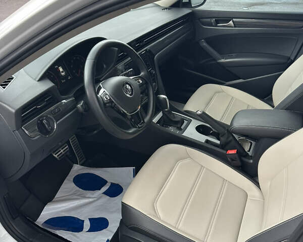 Белый Фольксваген Пассат, объемом двигателя 2 л и пробегом 51 тыс. км за 23750 $, фото 12 на Automoto.ua