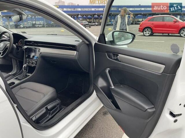 Белый Фольксваген Пассат, объемом двигателя 1.98 л и пробегом 82 тыс. км за 21000 $, фото 4 на Automoto.ua