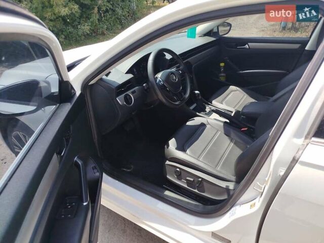 Білий Фольксваген Пассат, об'ємом двигуна 2 л та пробігом 195 тис. км за 15999 $, фото 15 на Automoto.ua