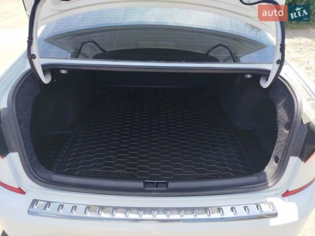 Білий Фольксваген Пассат, об'ємом двигуна 2 л та пробігом 195 тис. км за 15999 $, фото 13 на Automoto.ua