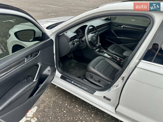 Білий Фольксваген Пассат, об'ємом двигуна 2 л та пробігом 105 тис. км за 16950 $, фото 12 на Automoto.ua