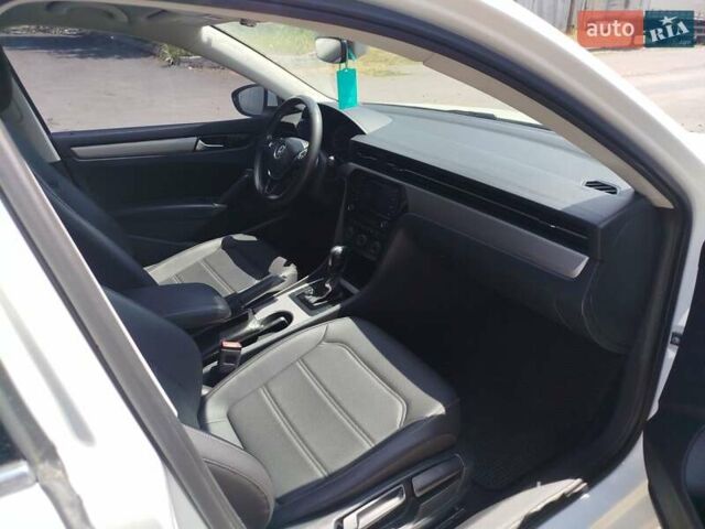 Білий Фольксваген Пассат, об'ємом двигуна 2 л та пробігом 195 тис. км за 15999 $, фото 23 на Automoto.ua