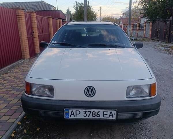 Белый Фольксваген Пассат, объемом двигателя 1.6 л и пробегом 300 тыс. км за 1500 $, фото 1 на Automoto.ua