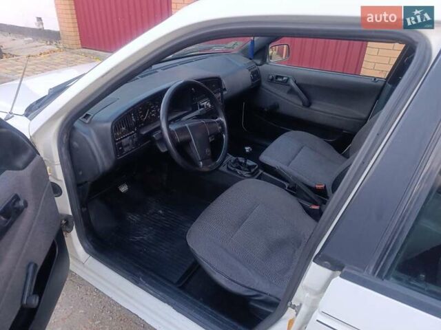 Белый Фольксваген Пассат, объемом двигателя 1.6 л и пробегом 300 тыс. км за 1500 $, фото 2 на Automoto.ua