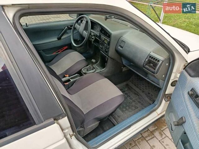 Білий Фольксваген Пассат, об'ємом двигуна 1.6 л та пробігом 248 тис. км за 2200 $, фото 3 на Automoto.ua