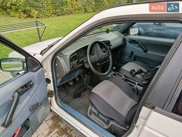 Білий Фольксваген Пассат, об'ємом двигуна 1.6 л та пробігом 248 тис. км за 2200 $, фото 2 на Automoto.ua