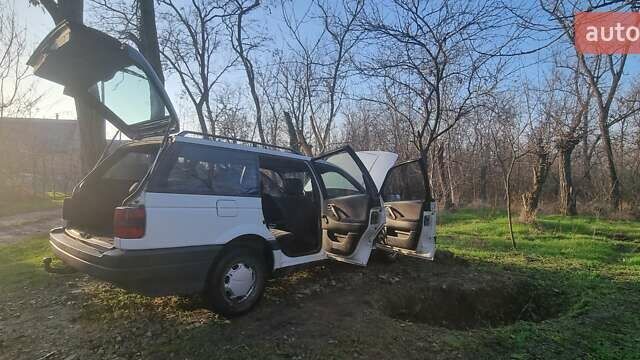 Белый Фольксваген Пассат, объемом двигателя 1.9 л и пробегом 350 тыс. км за 2500 $, фото 2 на Automoto.ua