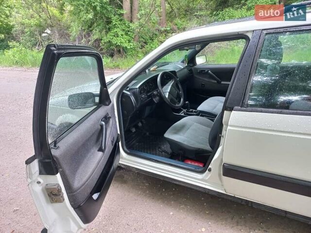 Білий Фольксваген Пассат, об'ємом двигуна 1.8 л та пробігом 369 тис. км за 1750 $, фото 6 на Automoto.ua