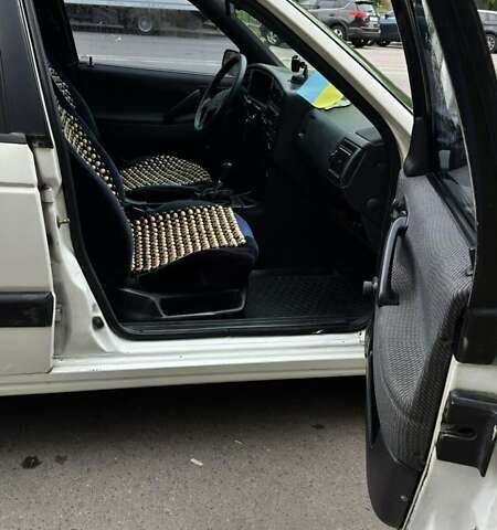 Белый Фольксваген Пассат, объемом двигателя 1.8 л и пробегом 474 тыс. км за 2100 $, фото 5 на Automoto.ua