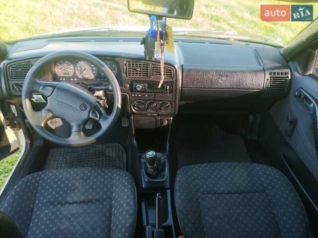 Белый Фольксваген Пассат, объемом двигателя 1.9 л и пробегом 200 тыс. км за 1500 $, фото 3 на Automoto.ua