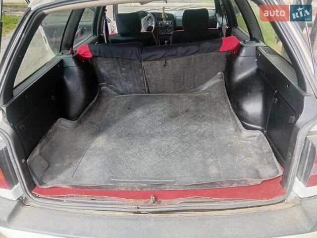 Белый Фольксваген Пассат, объемом двигателя 1.9 л и пробегом 300 тыс. км за 2350 $, фото 3 на Automoto.ua