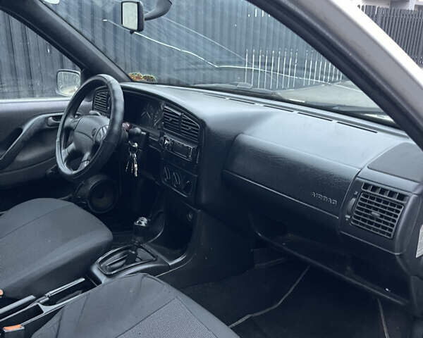 Белый Фольксваген Пассат, объемом двигателя 1.8 л и пробегом 299 тыс. км за 1499 $, фото 22 на Automoto.ua