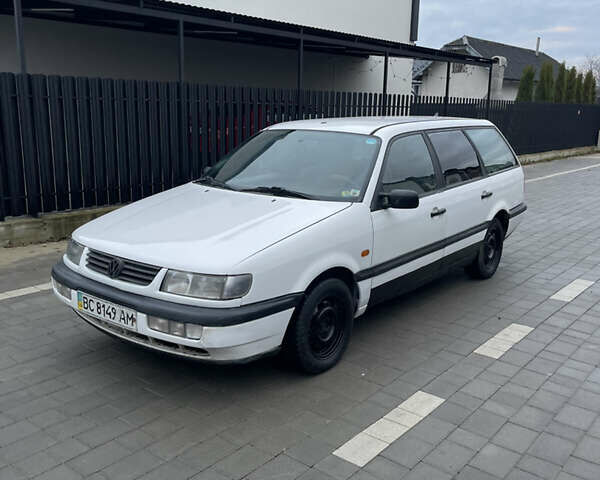 Белый Фольксваген Пассат, объемом двигателя 1.8 л и пробегом 299 тыс. км за 1499 $, фото 3 на Automoto.ua