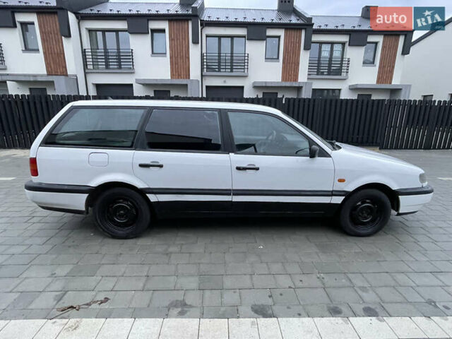 Белый Фольксваген Пассат, объемом двигателя 1.8 л и пробегом 299 тыс. км за 1499 $, фото 18 на Automoto.ua