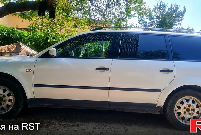 Белый Фольксваген Пассат, объемом двигателя 1.9 л и пробегом 350 тыс. км за 4000 $, фото 1 на Automoto.ua