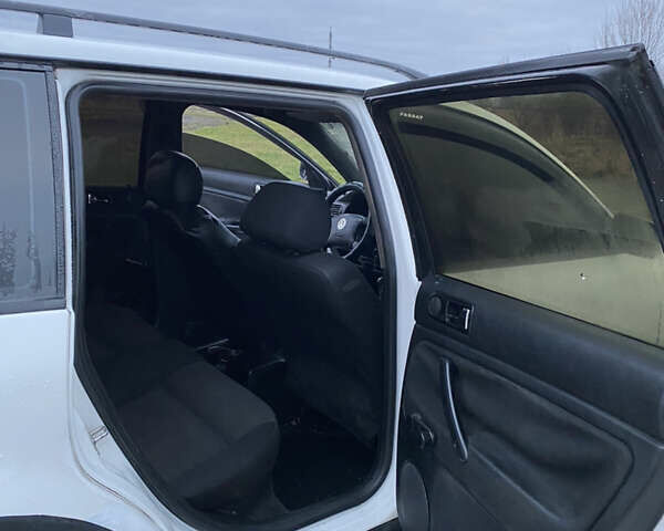 Белый Фольксваген Пассат, объемом двигателя 1.6 л и пробегом 300 тыс. км за 3300 $, фото 6 на Automoto.ua