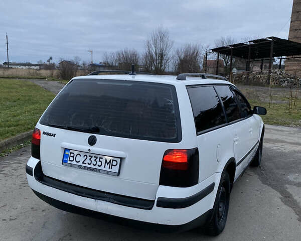 Белый Фольксваген Пассат, объемом двигателя 1.6 л и пробегом 300 тыс. км за 3300 $, фото 4 на Automoto.ua