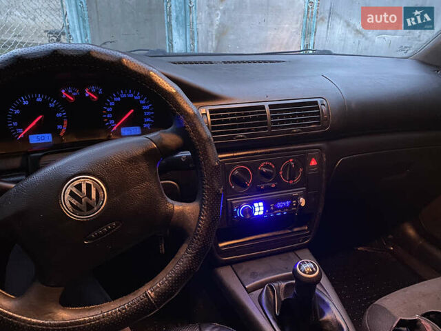 Белый Фольксваген Пассат, объемом двигателя 1.6 л и пробегом 300 тыс. км за 3300 $, фото 8 на Automoto.ua