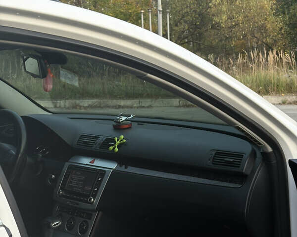 Фольксваген Пассат 2007 в Славуте на Automoto.ua Белый Фольксваген Пассат, объемом двигателя 2 л и пробегом 210 тыс. км за 6700 $, фото 25 на Automoto.ua