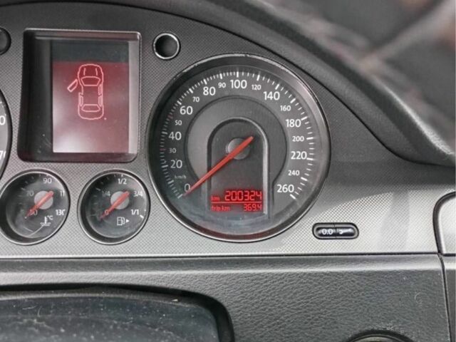 Білий Фольксваген Пассат, об'ємом двигуна 2 л та пробігом 200 тис. км за 6100 $, фото 5 на Automoto.ua