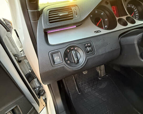 Белый Фольксваген Пассат, объемом двигателя 1.97 л и пробегом 430 тыс. км за 8400 $, фото 23 на Automoto.ua