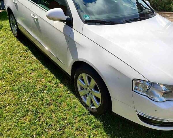 Білий Фольксваген Пассат, об'ємом двигуна 1.8 л та пробігом 228 тис. км за 7000 $, фото 1 на Automoto.ua