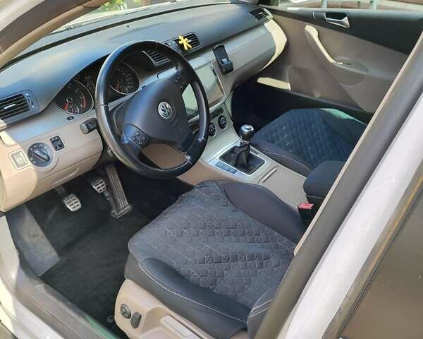 Білий Фольксваген Пассат, об'ємом двигуна 1.8 л та пробігом 228 тис. км за 7000 $, фото 7 на Automoto.ua