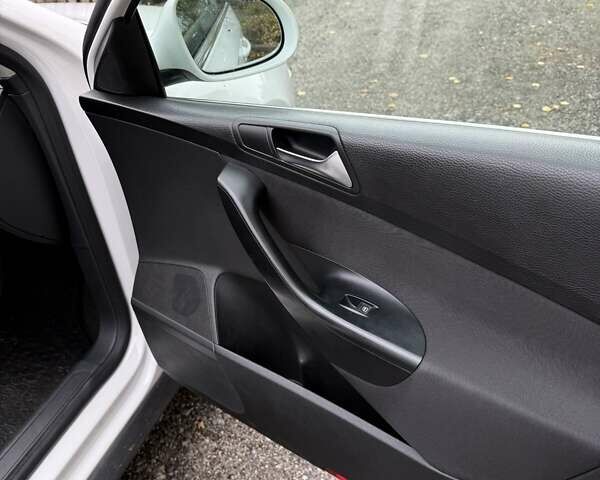 Белый Фольксваген Пассат, объемом двигателя 1.39 л и пробегом 174 тыс. км за 7500 $, фото 22 на Automoto.ua