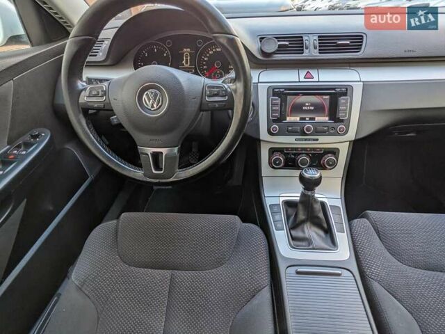 Белый Фольксваген Пассат, объемом двигателя 2 л и пробегом 300 тыс. км за 8500 $, фото 14 на Automoto.ua