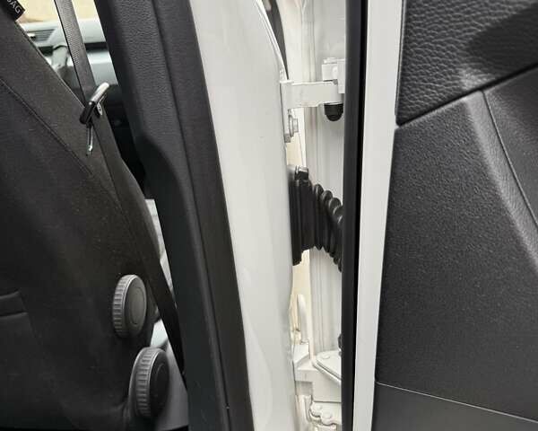 Белый Фольксваген Пассат, объемом двигателя 1.39 л и пробегом 174 тыс. км за 7500 $, фото 13 на Automoto.ua