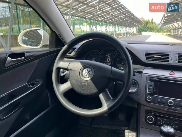 Белый Фольксваген Пассат, объемом двигателя 1.97 л и пробегом 290 тыс. км за 6600 $, фото 12 на Automoto.ua