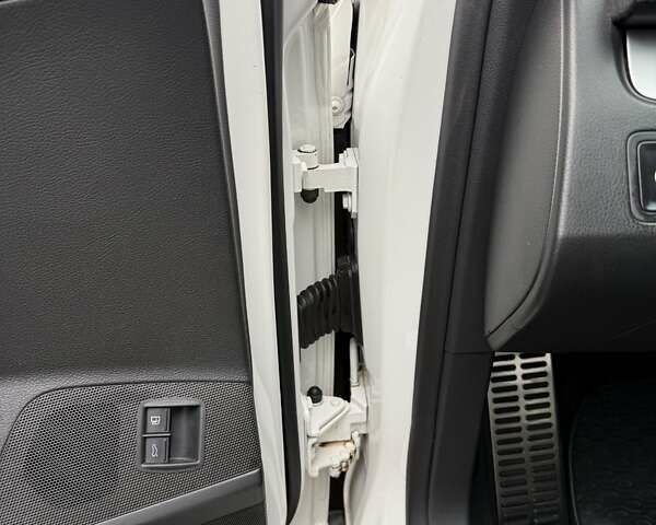 Белый Фольксваген Пассат, объемом двигателя 1.39 л и пробегом 174 тыс. км за 7500 $, фото 7 на Automoto.ua