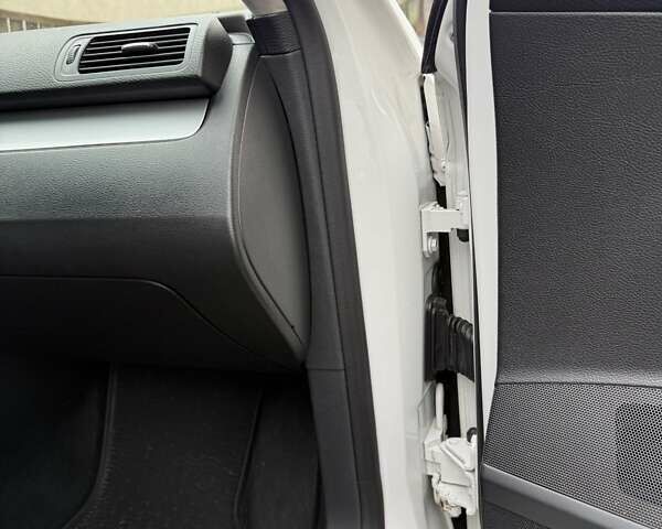 Белый Фольксваген Пассат, объемом двигателя 1.39 л и пробегом 174 тыс. км за 7500 $, фото 9 на Automoto.ua