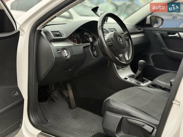 Білий Фольксваген Пассат, об'ємом двигуна 1.6 л та пробігом 301 тис. км за 9400 $, фото 8 на Automoto.ua