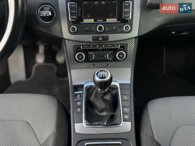 Белый Фольксваген Пассат, объемом двигателя 1.6 л и пробегом 240 тыс. км за 8000 $, фото 26 на Automoto.ua