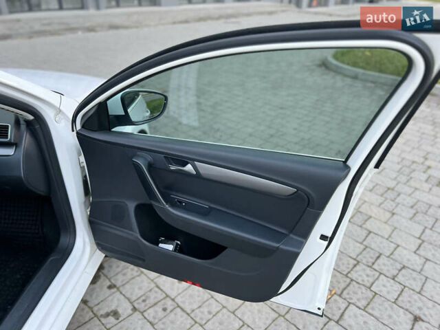 Белый Фольксваген Пассат, объемом двигателя 1.97 л и пробегом 306 тыс. км за 10500 $, фото 16 на Automoto.ua