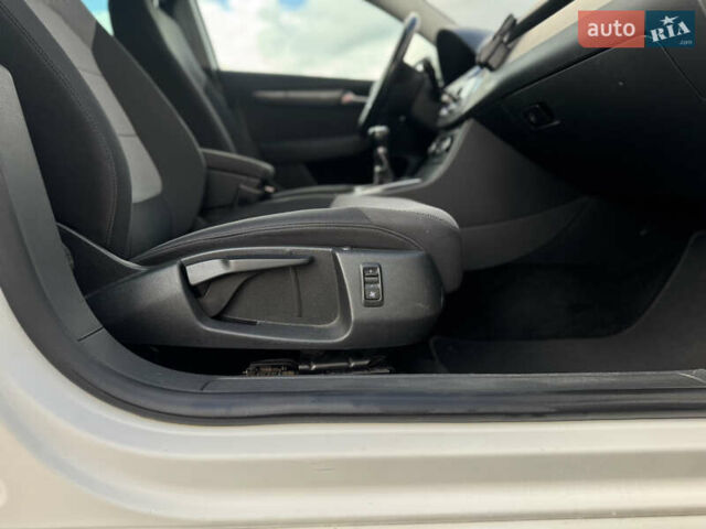 Белый Фольксваген Пассат, объемом двигателя 1.6 л и пробегом 240 тыс. км за 8000 $, фото 28 на Automoto.ua