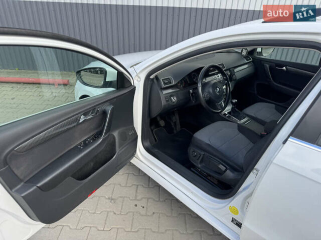 Белый Фольксваген Пассат, объемом двигателя 1.6 л и пробегом 240 тыс. км за 8000 $, фото 17 на Automoto.ua