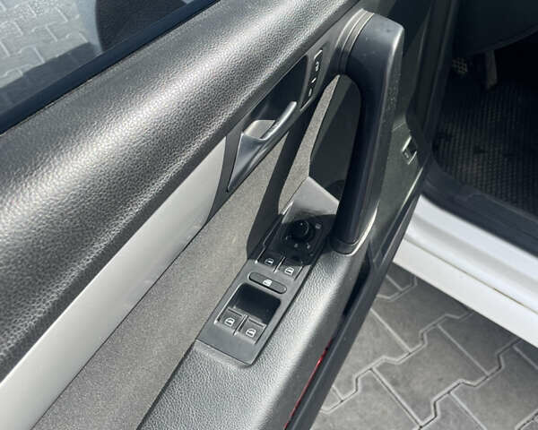 Білий Фольксваген Пассат, об'ємом двигуна 2 л та пробігом 272 тис. км за 7600 $, фото 19 на Automoto.ua