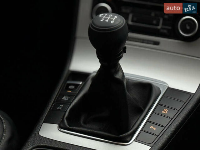 Білий Фольксваген Пассат, об'ємом двигуна 1.6 л та пробігом 301 тис. км за 9400 $, фото 13 на Automoto.ua