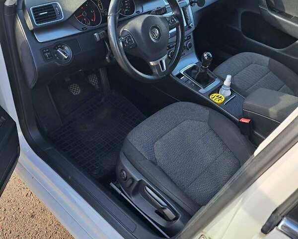 Білий Фольксваген Пассат, об'ємом двигуна 1.6 л та пробігом 268 тис. км за 12000 $, фото 9 на Automoto.ua