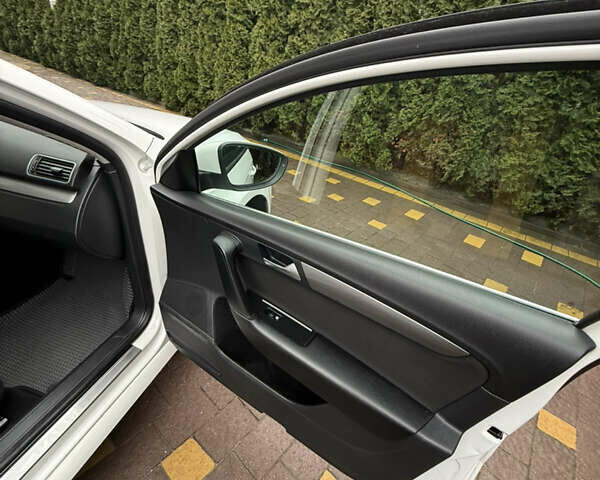 Белый Фольксваген Пассат, объемом двигателя 1.4 л и пробегом 260 тыс. км за 7800 $, фото 31 на Automoto.ua