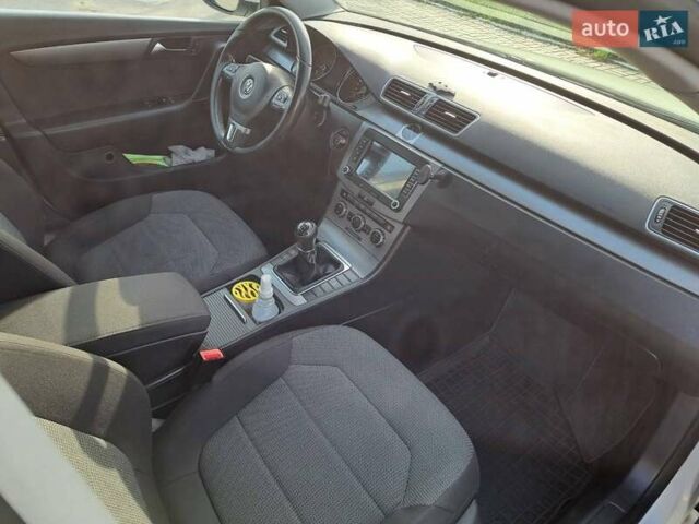 Білий Фольксваген Пассат, об'ємом двигуна 1.6 л та пробігом 268 тис. км за 12000 $, фото 7 на Automoto.ua