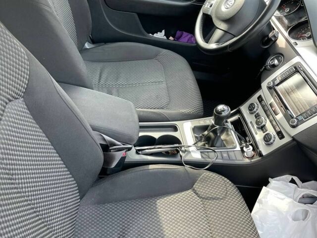 Білий Фольксваген Пассат, об'ємом двигуна 1.6 л та пробігом 229 тис. км за 9999 $, фото 4 на Automoto.ua